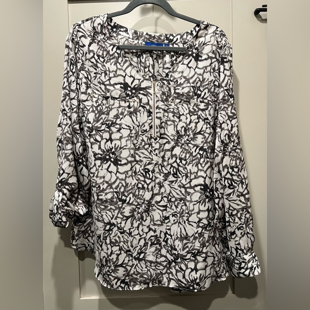 APT 9 Blouse Woman’s Size 1X Black & White Floral Patterns - Gold Zipper V-Neck